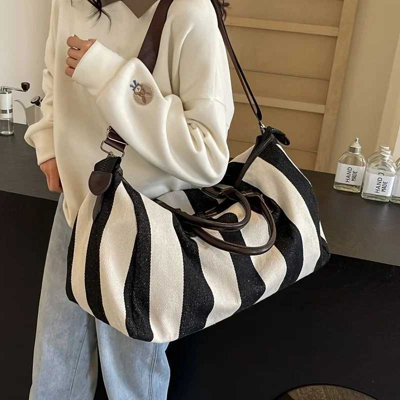 1pcs Stylish Striped Large Capacity Travel Bag Vintage Inspired Oxford Shoulder Bag and Crossbody Bag for Women Zipper Closure Y250304