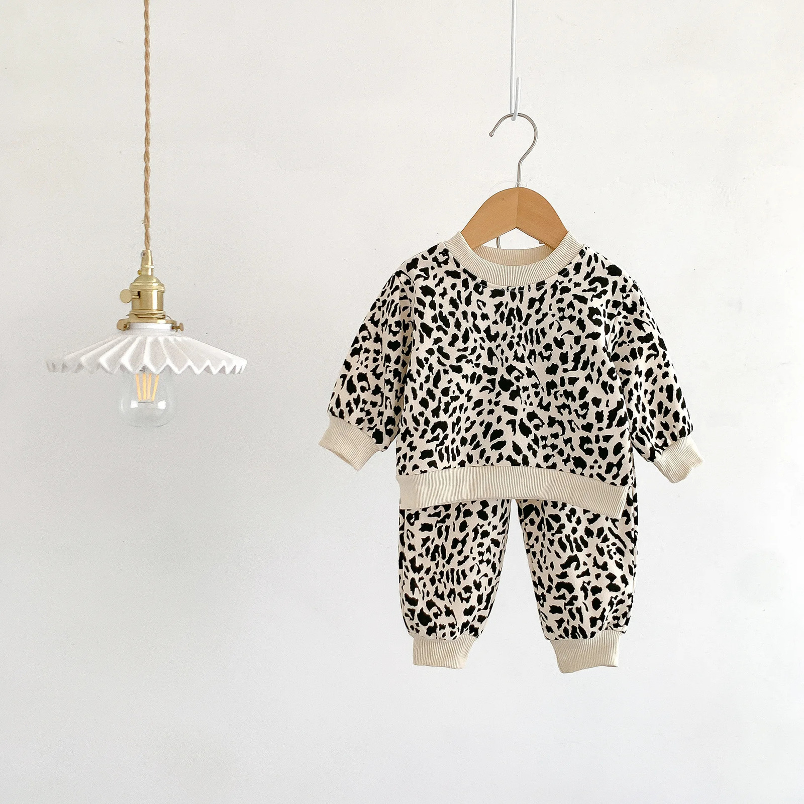 Spring and autumn baby clothing super cute boy leopard print hoodie pure cotton long sleeved shirtpants 2 sets 3-36 months old 250304
