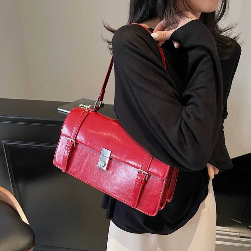 Womens Wine Red Large Capacity Commuter Crossbody Bag 2025 New Ladies Buckle Closed Interval Shoulder Bags Temperament Handbag Z250303