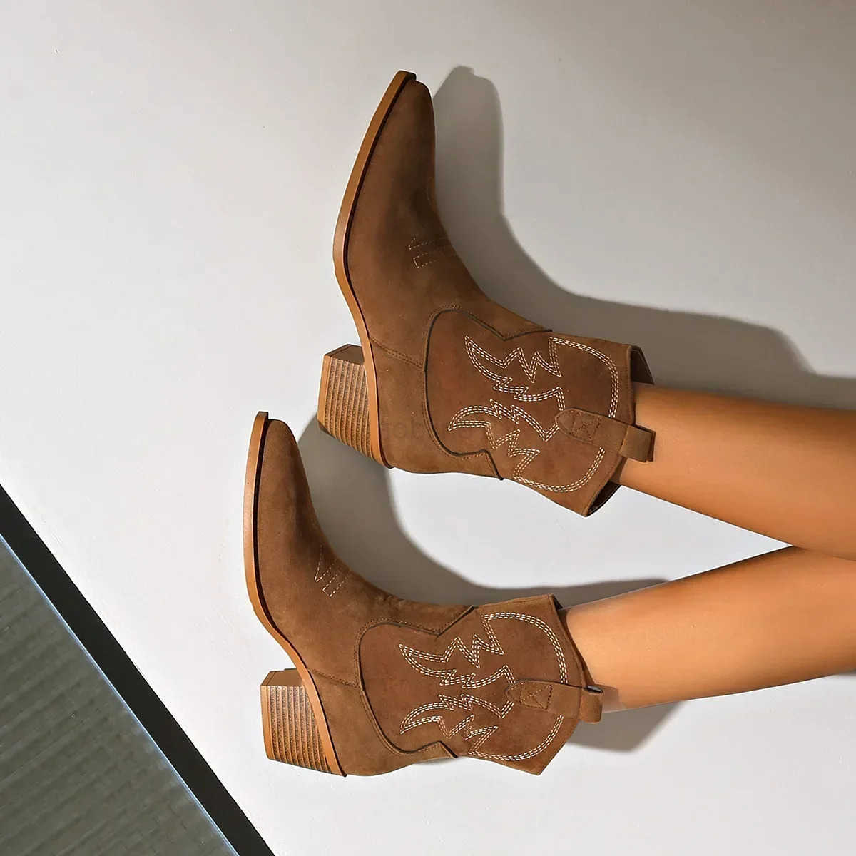 New Embroidered Pointed Toe Shoes Chunky Heel Knight Boots Slip on Wern Cowboy Short Boots Botas De Mujer 2025 Z250304