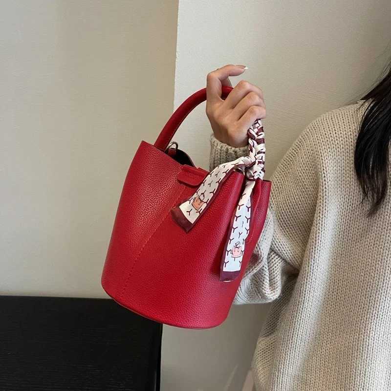 Advanced Western Style Red Wedding Bridal Bag 2024 New Autumn/Winter Versatile Crossbody Bag Handheld Bucket Bag Z250303