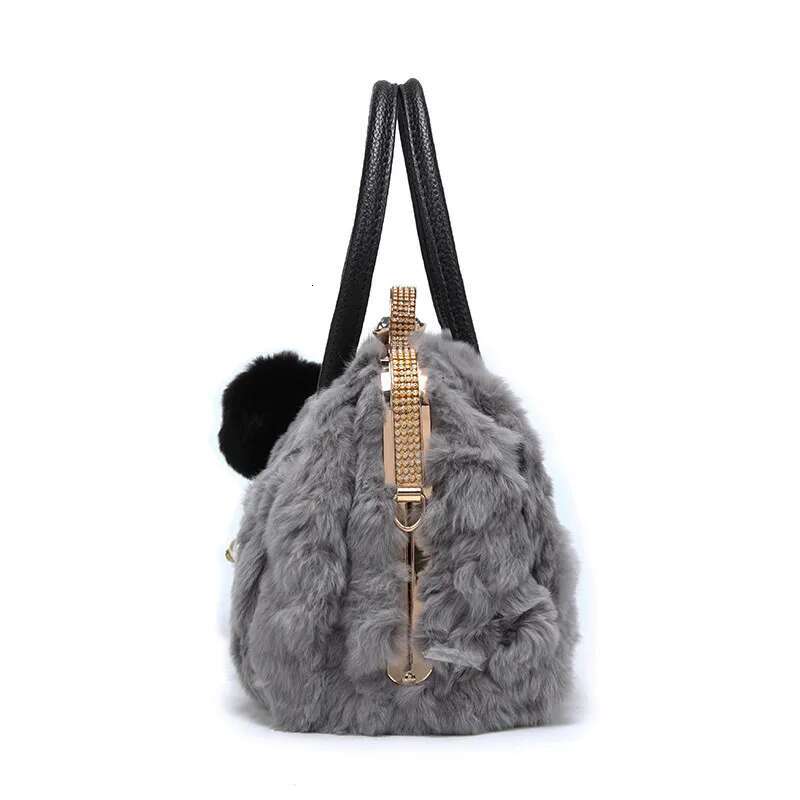 2024 New 100% Rabbit Fur Shoulder Bag Winter Fashion Ladies Plush Dia Ball Tassel Women Designer Handbags