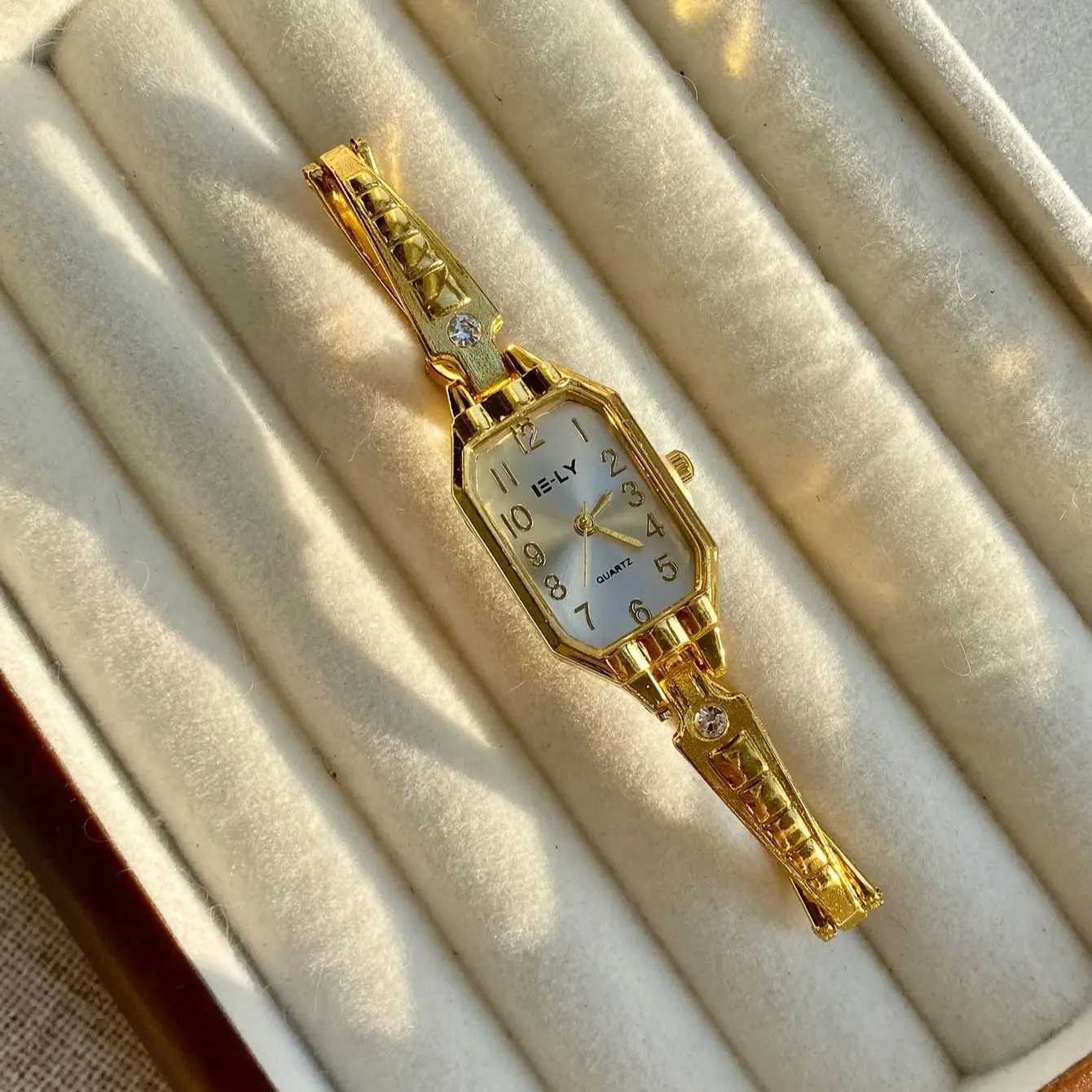 Golden Digital Dial Fashion Luxurious Zircon Retro Style Suitable for Everyday Versatile Birtay PartyXJ250304
