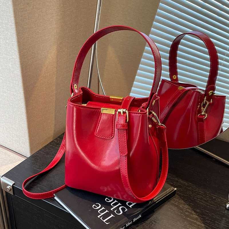 Bags for Women Korean Versatile Bucket Bag 2024 New Large Capacity Crossbody Pouch Luxurious Red Bride Wedding Handbags Z250303