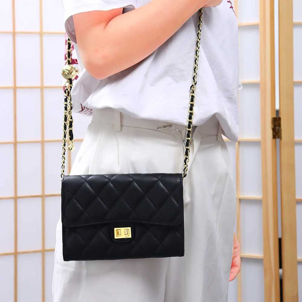 Grid shoulder bag with adjustable chain strap cross body bag suitable for female designers womens wallets and handbags womens red messenger bag Z25030