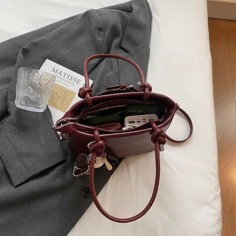 Zipper Solid Color PU Retro Shoulder Bag Trendy Versatile Hand-held Womens Niche Design Commuting Bucket Crossbody Bag Y250303