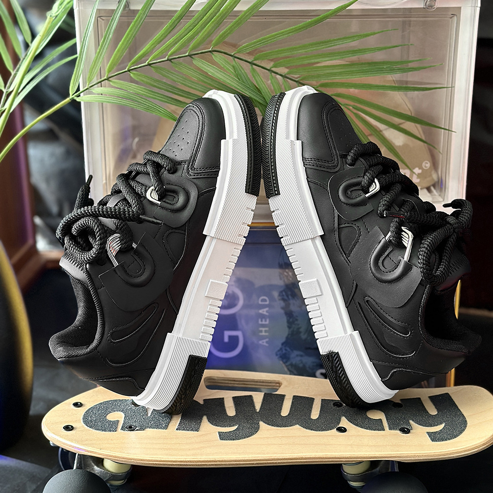 2025 New Niche Design Light Luxury Men's Board Shoes Bread Men's Outdoor Leisure Chinese Personality Fashion Skateboard Board Shoes Men'