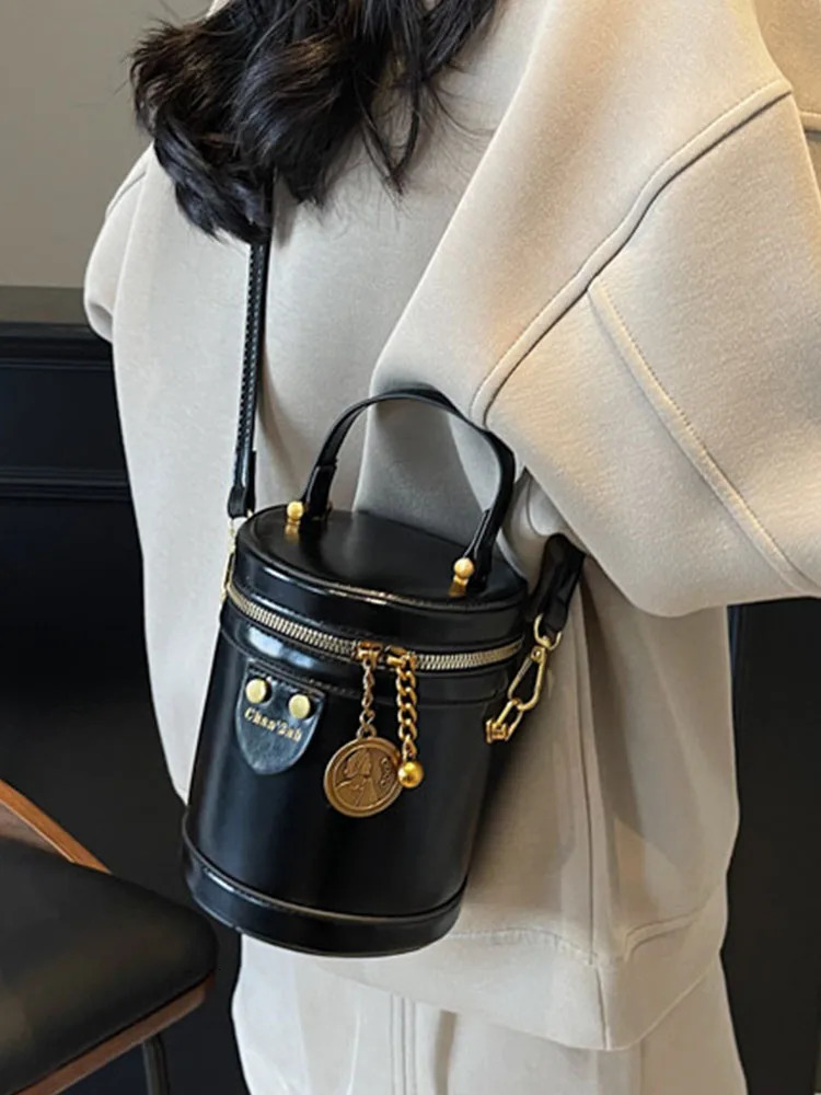 Ladies Retro Burgundy Exquisite Bucket Bag Womens Zipper Closed Crossbody Bag Elegant Versatile High Street Shoulder Bags 250303