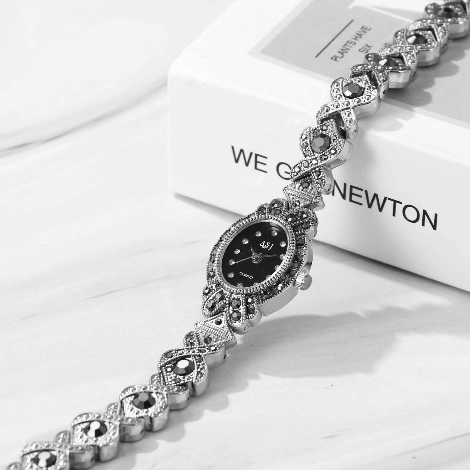 LANCARDO Womens Diamond Bracelet Black Shiny Diamond Vintage Floral Dial Quartz Silver Black Womens SmallXJ250304