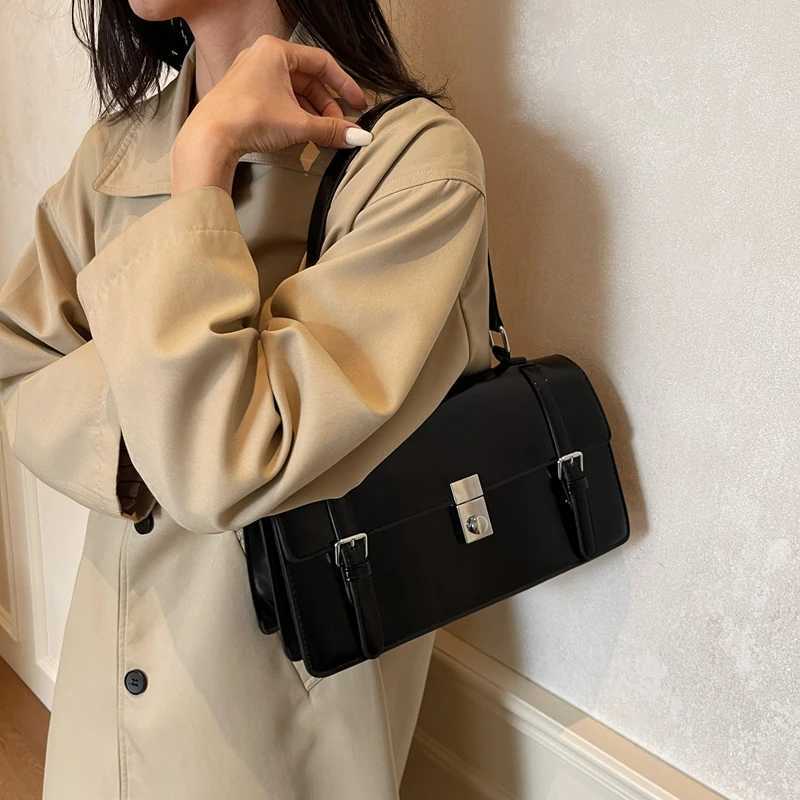 Womens Wine Red Large Capacity Commuter Crossbody Bag 2025 New Ladies Buckle Closed Interval Shoulder Bags Temperament Handbag Z250303