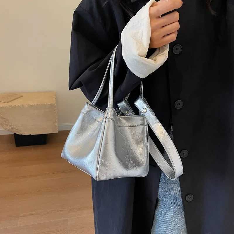 Design Sense Red Women New 2024 Fashion Texture Shoulder Bag Popular Hand Tote Bags for Women Z250303