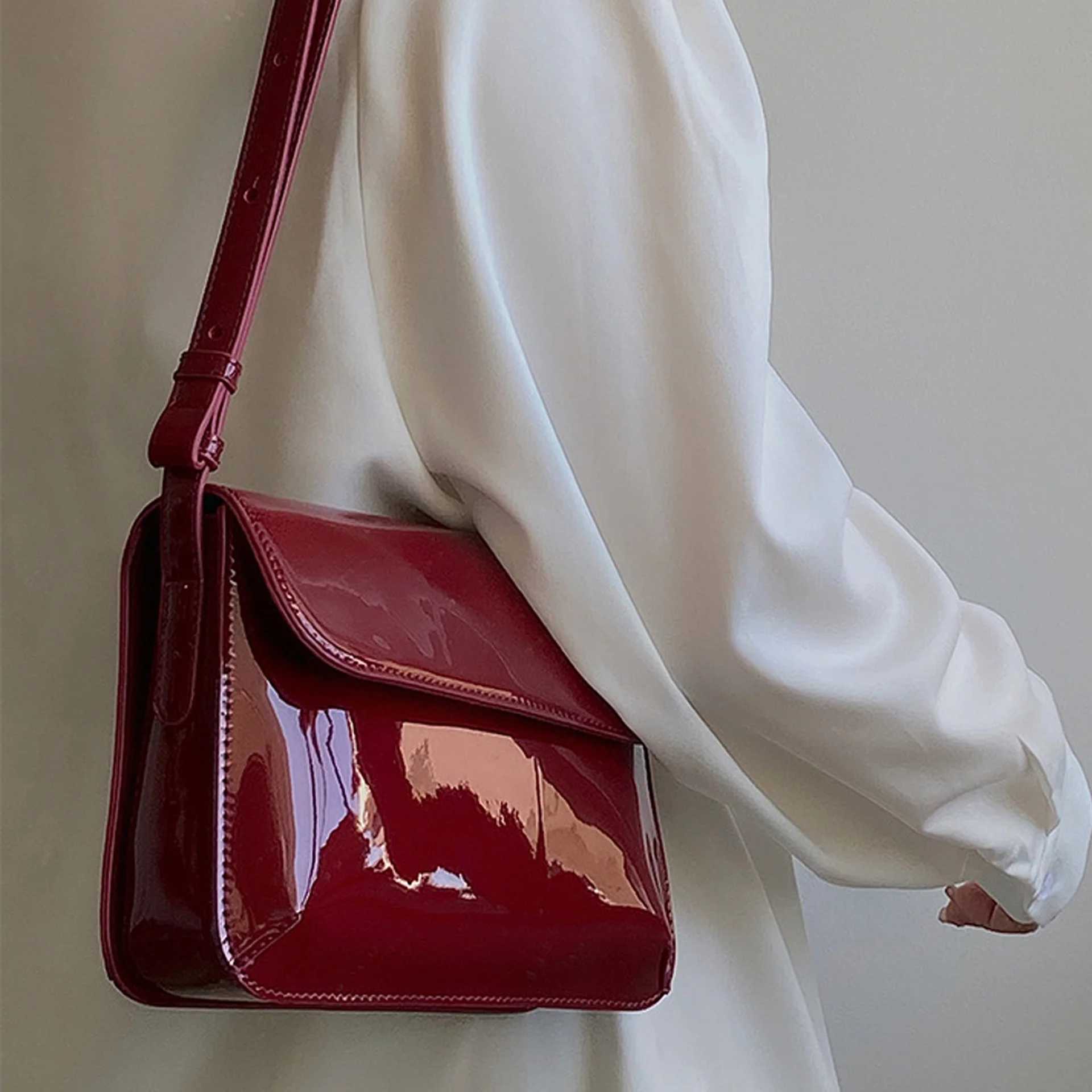Vintage red patent leather small square bag armpit bag 2023 new fashion versatile square handbag shoulder bag crossbody bag Z250303