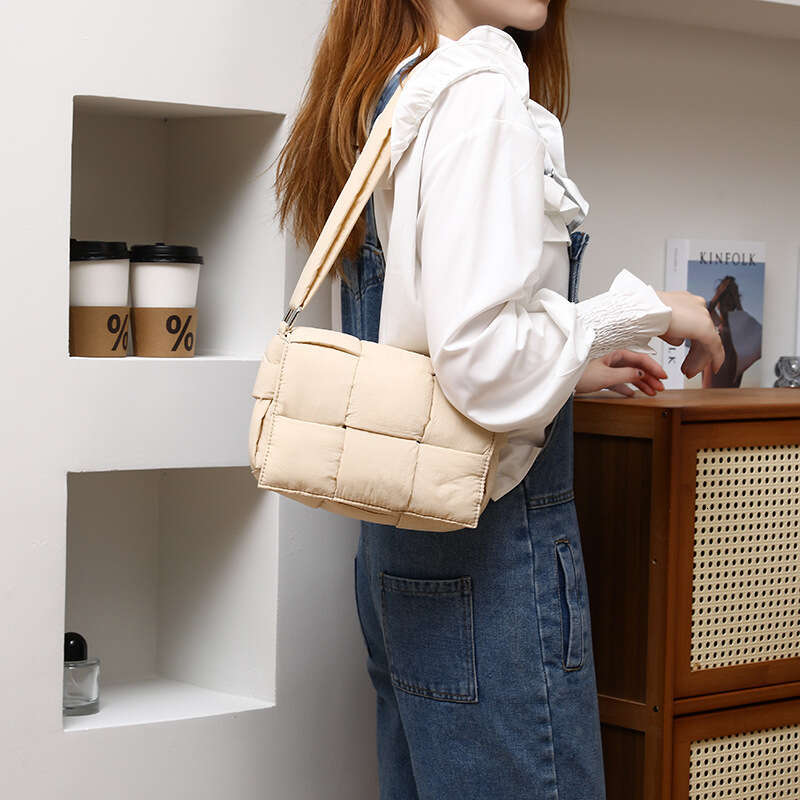 Diagonal Cross Women's New Popular Single Shoulder Niche Woven Bag, High-End Three Grid Space Cotton Bag
