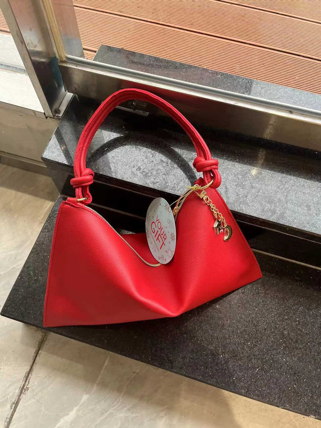 Red PU Envelope Package 2024 New Ladies Elegant Simple Zipper Shoulder Bag Large Capacity Fashionable High Street Handbag Z250303