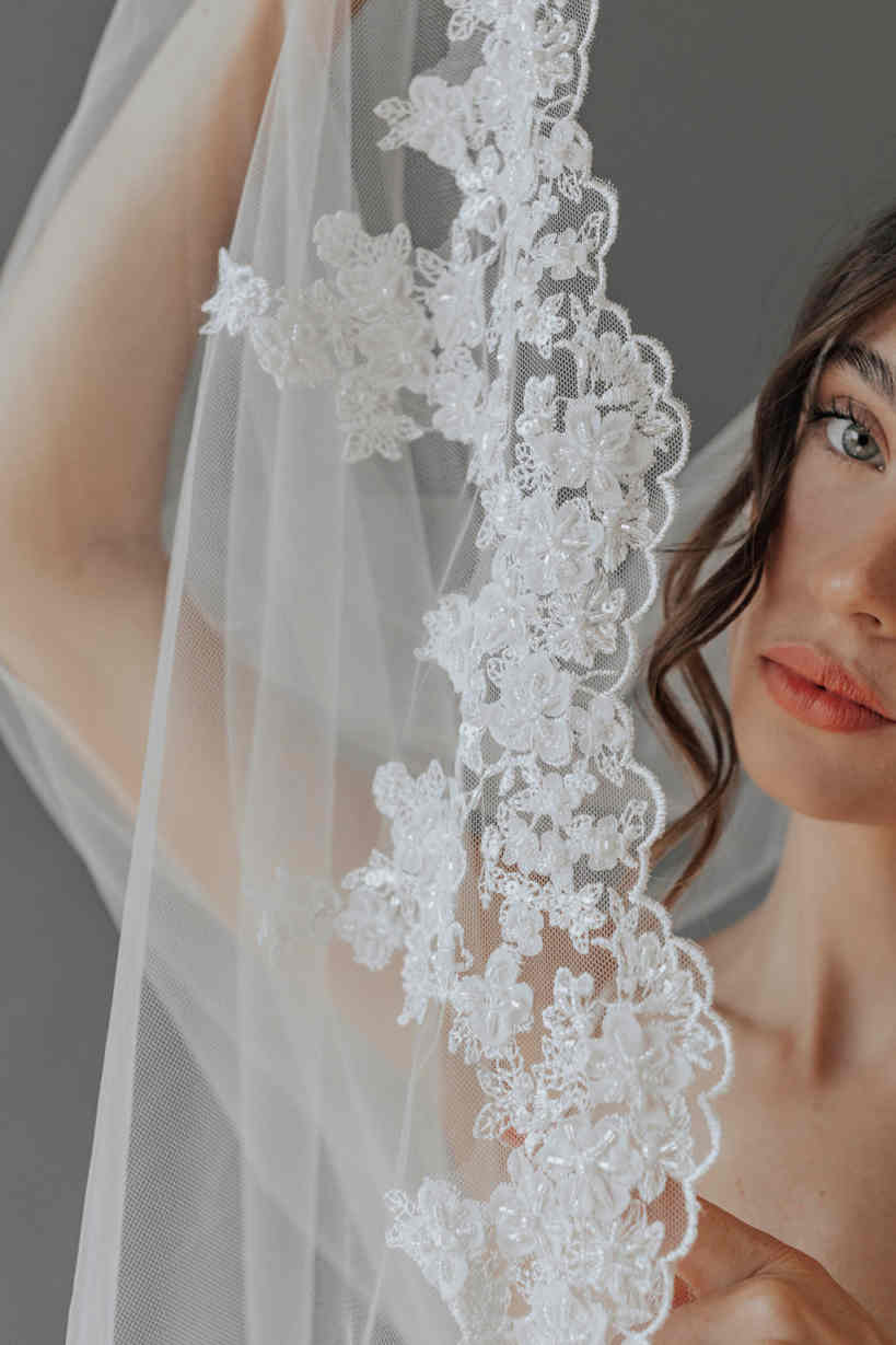 Luxurious 3Meters White Ivory Wedding Veils with 3D floral appliques Long Lace Edge Bridal Head Veil with Comb For Marriage Bride Women's Accesso
