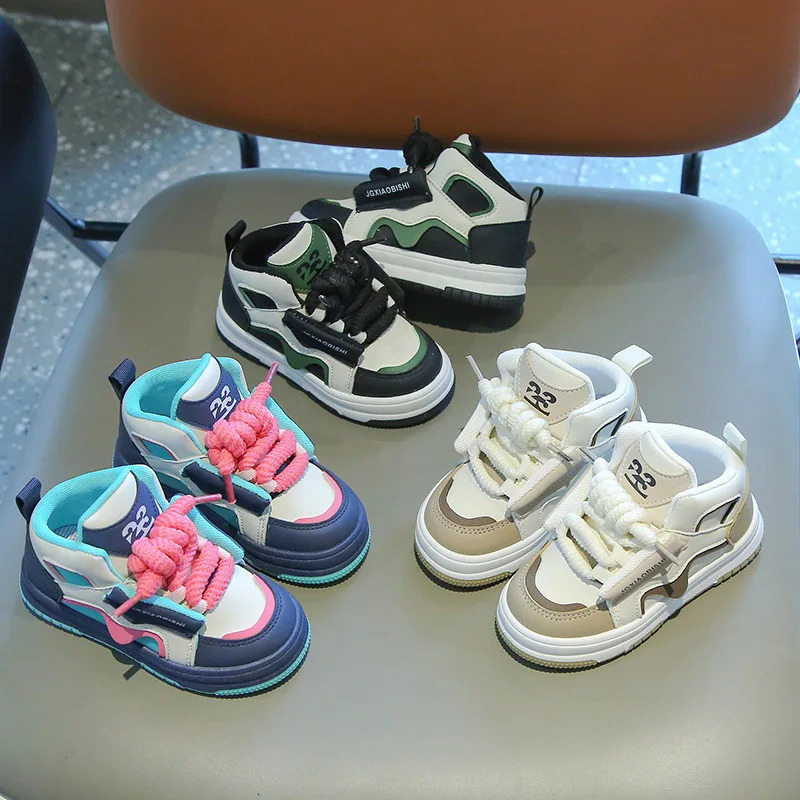 Childrens leather boots fashionable and non slip childrens school tennis shoes spring autumn Versatile boys girls running sports soft 250303
