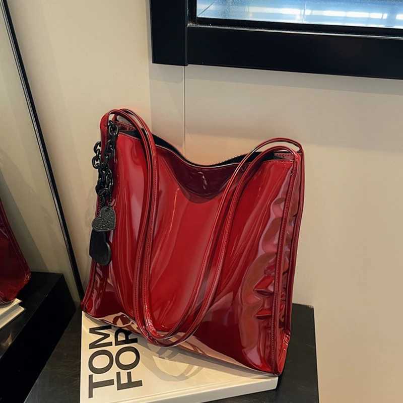Red Patent Leather Large Capacity Tote Bag Classic Texture Shoulder Underarm Bag Lady 2024 Fall Winter New Fashion Commuter Pack Z250303