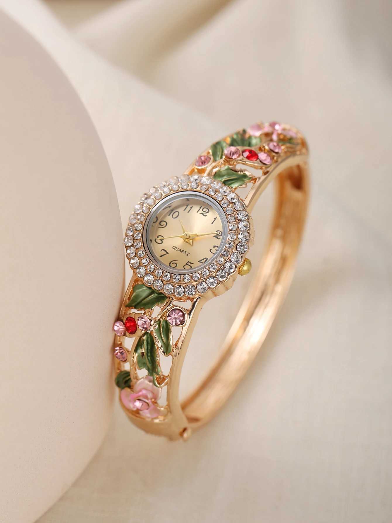 Womens New Retro Light Luxury Rare Quartz BraceletXJ250304