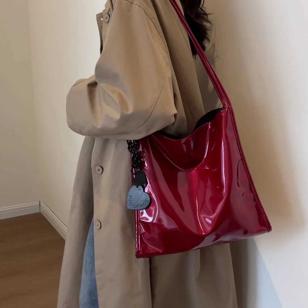 Vintage Cherry Red Large Capacity Tote Bag 2023 New Ladies Lacquer Leather Shiny Texture Magnetic Buckle Commuter Underarm Bags Z250303