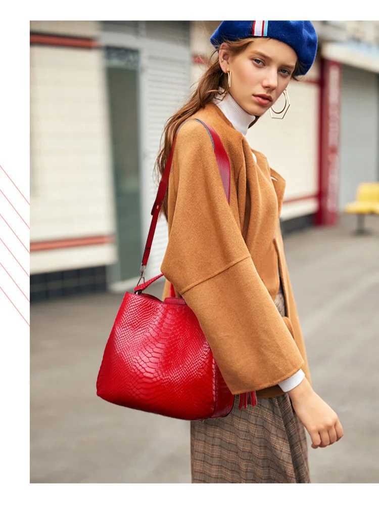 New Serpentine Pattern Cow Leather Fashion Bucket Bag Burgundy Red Luxury Womens Handbag Festive Day Ladies Shoulder Bag Z250303