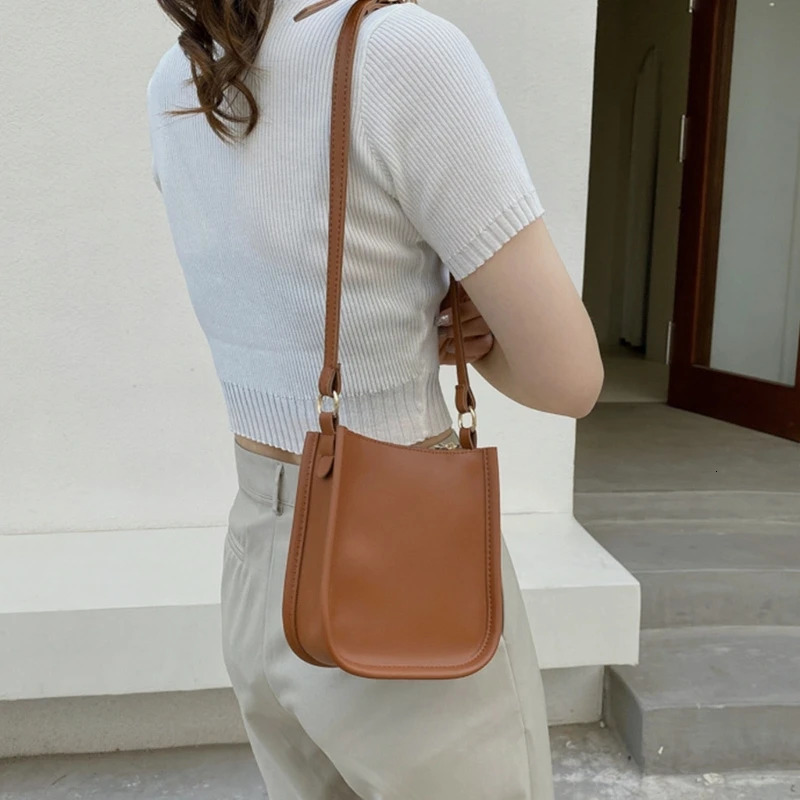 Women Simple Crossbody Phone Bag Casual PU Leather Shoulder Bag Female Solid Color Daily Shopping Handbag with Zipper Closure 250303