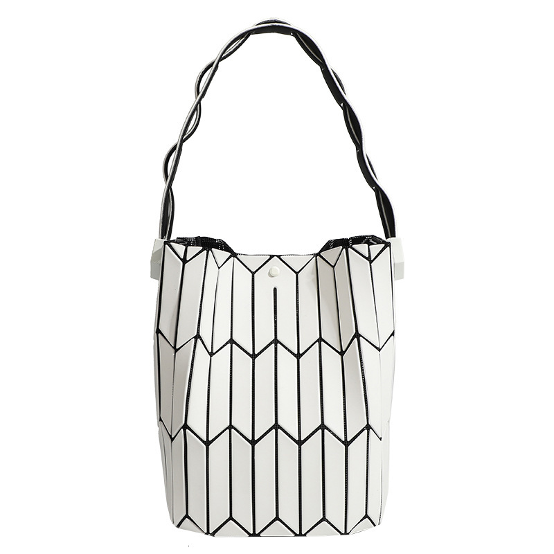 Designer Designer 2024 New Trendy Niche Design Geometric Diamond Grid Color Blocked Water Bucket With Hundred Handles, Vegetable Basket, Single Should