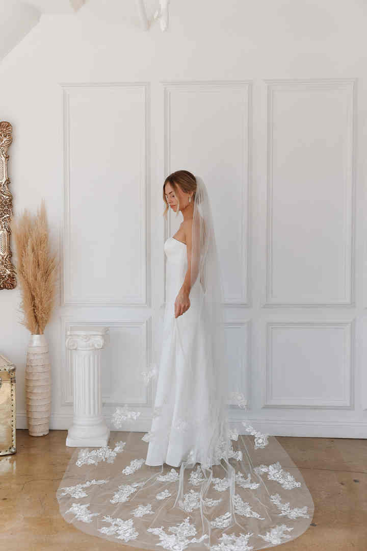 Luxury 3Meters White Ivory Wedding Veils with Appliques Long Lace Edge Bridal Head Veil with Comb For Marriage Bride Women's Accessories Customiz