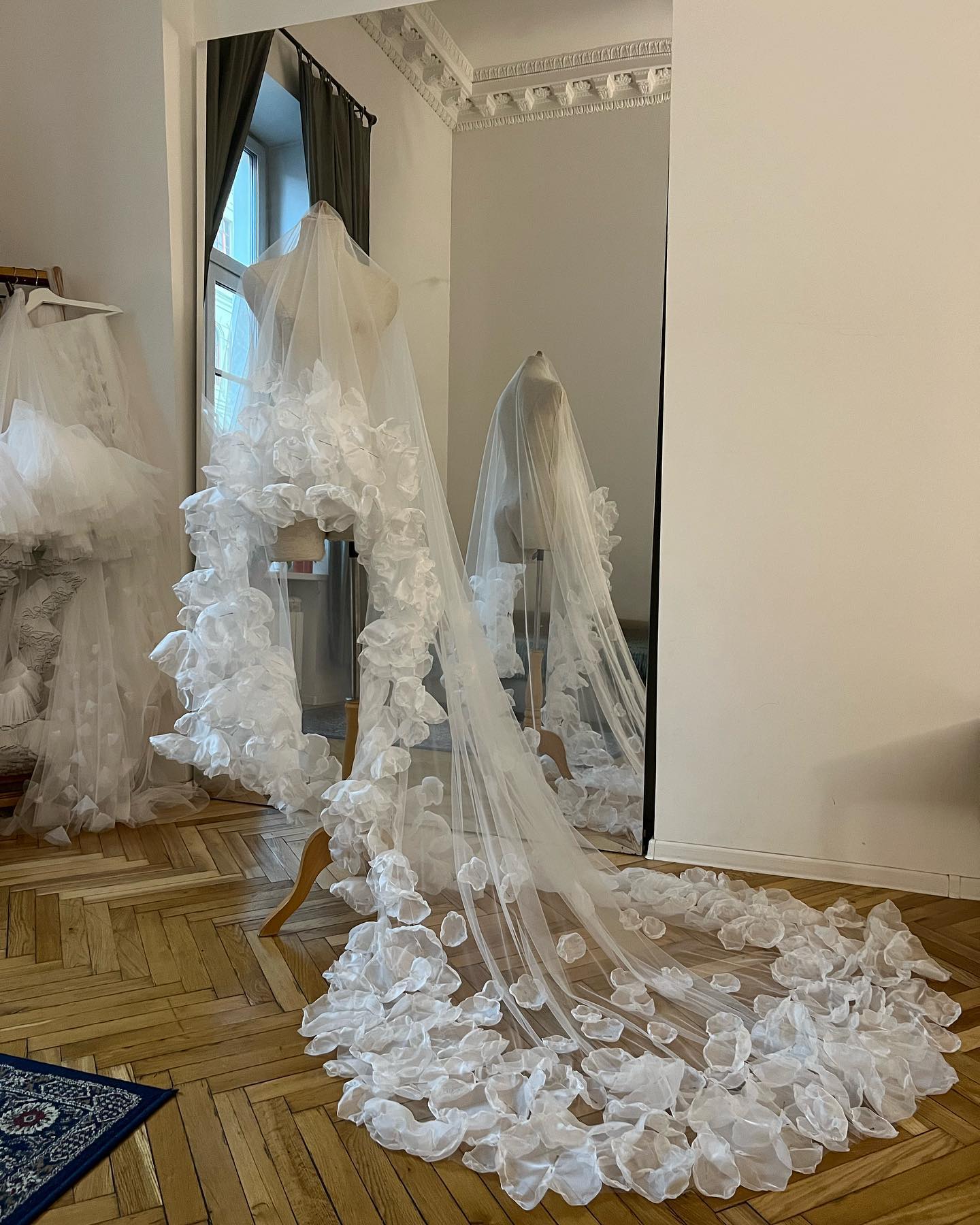 Romantic Wedding Veils 3D Handmade Petal Two Layer Cathedral Length Bride Veil Customized Applique Edge Bridal Accessories