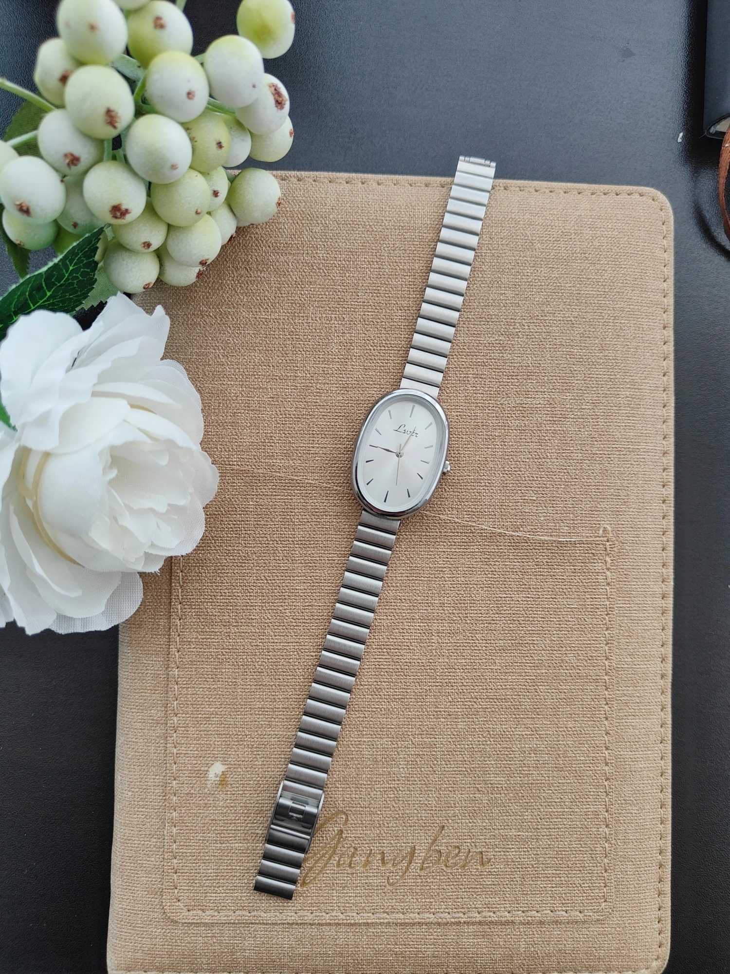 1 new fashionable gold bracelet for women retro luxury fashion simple elegance acceptable luxury elegant version womens quartzXJ250304