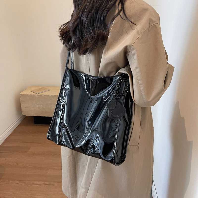 Vintage Cherry Red Large Capacity Tote Bag 2023 New Ladies Lacquer Leather Shiny Texture Magnetic Buckle Commuter Underarm Bags Z250303