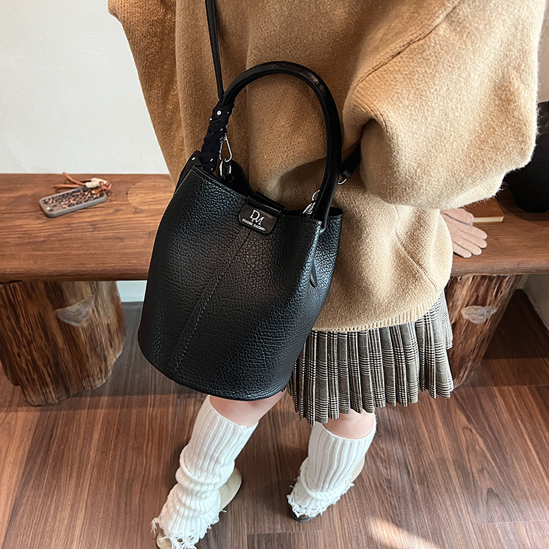 Designer Designer High End Niche Design Bucket Bag For Women 2025 New Autumn Versatile Single Shoulder Crossbody Handbag
