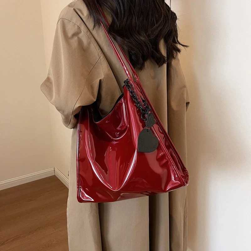 Red Patent Leather Large Capacity Tote Bag Classic Texture Shoulder Underarm Bag Lady 2024 Fall Winter New Fashion Commuter Pack Z250303
