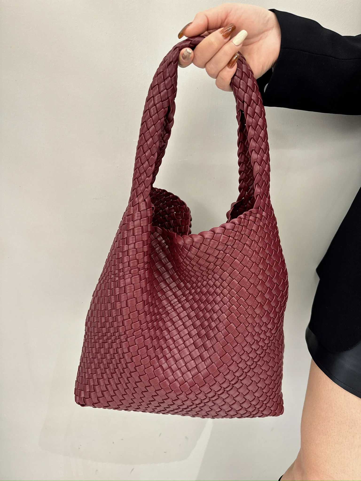 Ladies hand bag Womens fashion bags 2024 Fall and winter Explosive Models Encore red PU Hand-woven shoulder bag for women Z250303