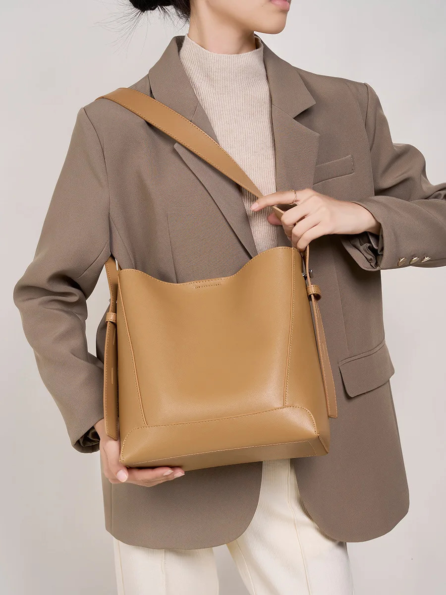 Genuine Leather Womens Bag Crossbody One Shoulder Large Capacity Bucket 250303