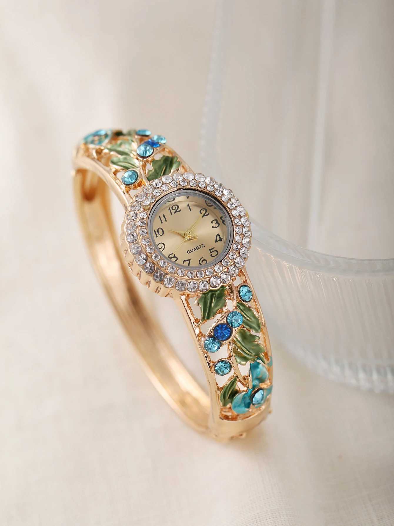 Womens New Retro Light Luxury Rare Quartz BraceletXJ250304