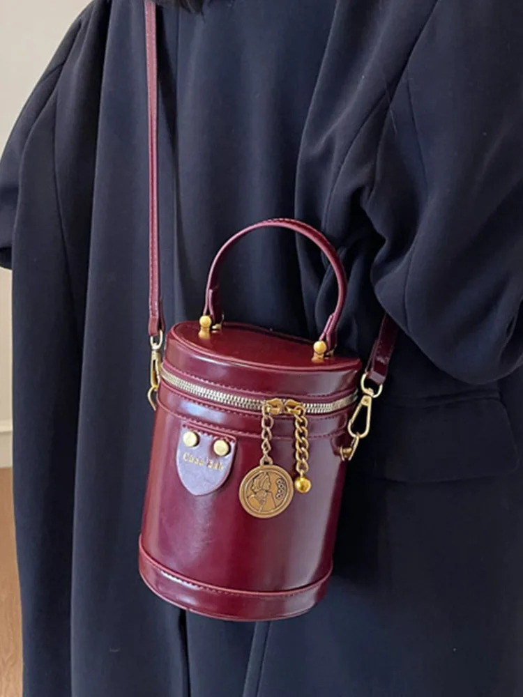 Ladies Retro Burgundy Exquisite Bucket Bag Womens Zipper Closed Crossbody Bag Elegant Versatile High Street Shoulder Bags 250303