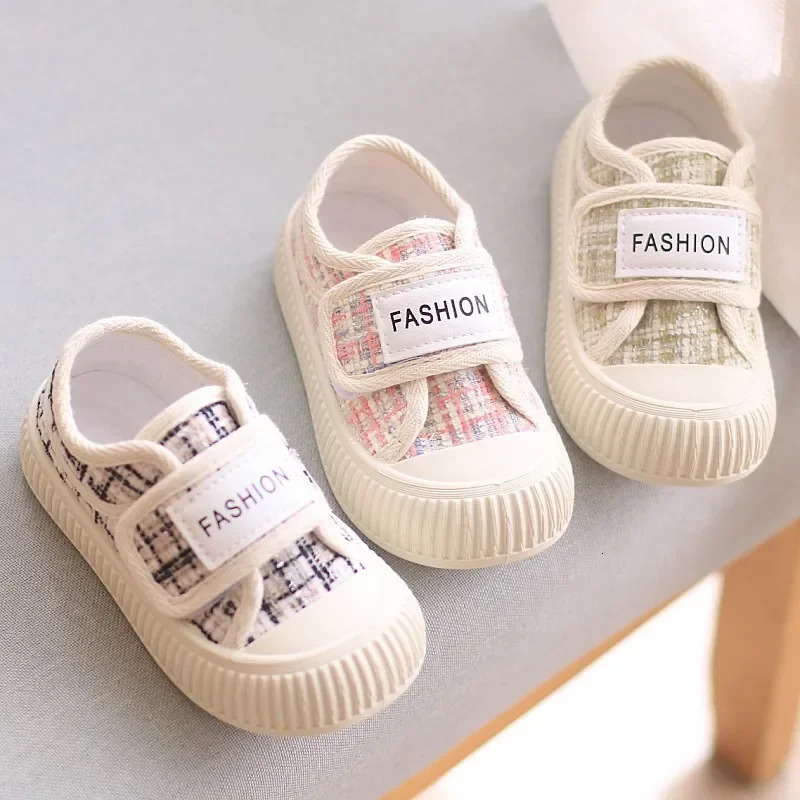 Spring and autumn fashion childrens canvas shoes casual sports boys girls soft rubber sole flat 2126 250303
