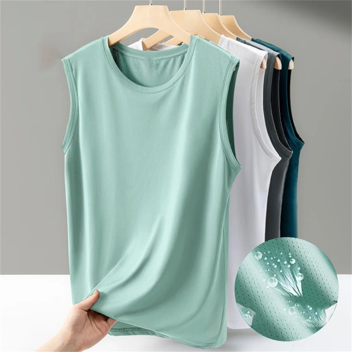 Mens solid color casual sleeveless tank top round neck Breathable Vest sweat drying tank top suitable for summer sports 250304
