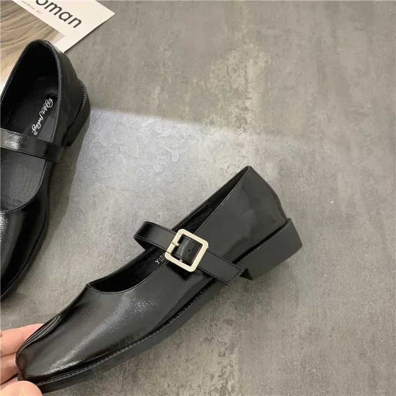 Novelty Split Toe flat shoes with quality leather mary janes Japanese style trotters flats ankle white Tabi ninja loafers white Y250303