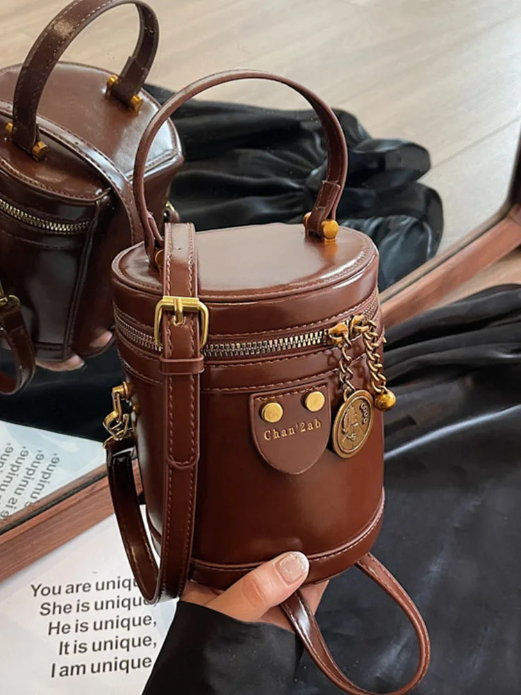 Ladies Retro Burgundy Exquisite Bucket Bag Womens Zipper Closed Crossbody Bag Elegant Versatile High Street Shoulder Bags 250303