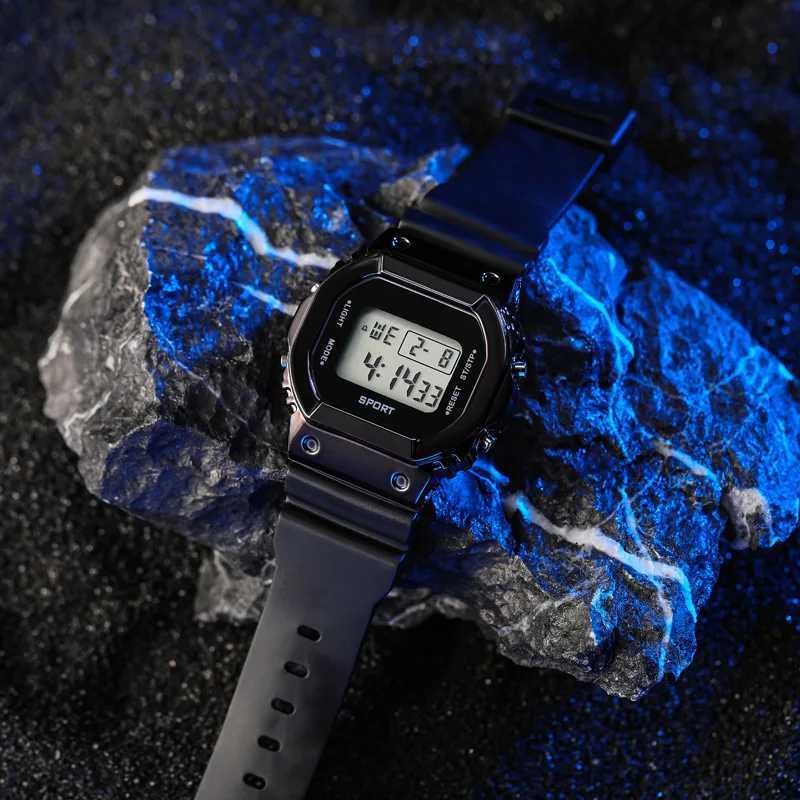 2022 New Sports Digital Square Luminous Dial Casual Fashion Clock Outdoor Rubber Str Fashionable for Men BraceletXJ250304