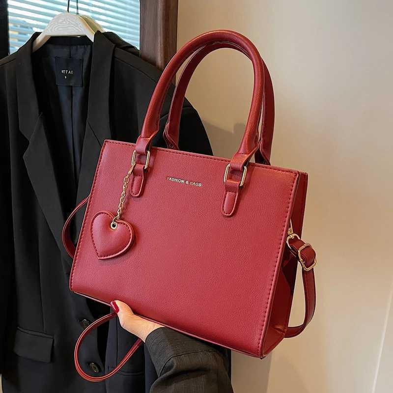 Red PU Cross Body Bag 2023 Womens PU Soft Leather Zipper Love Pendant Luxury Shoulder Bag Casual Fashion Wedding Party Handbag Z250303