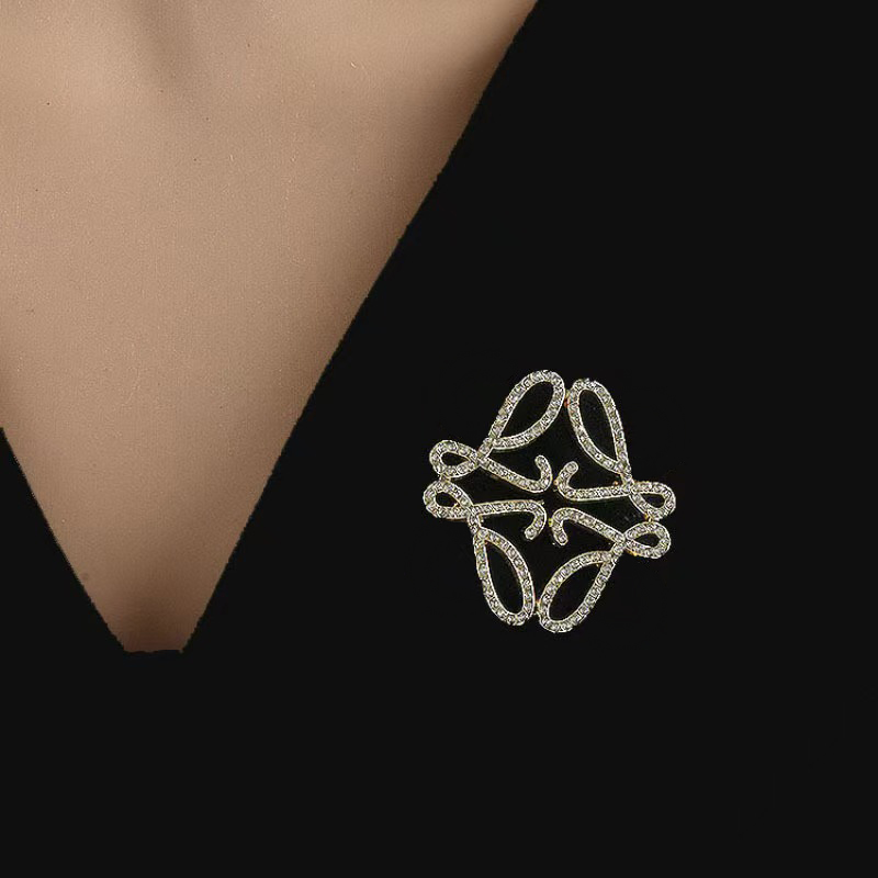 Classic Women Mens Brooches Pins Gold Silver Color with Crystal Diamond Hollowing out Luxury Designer For Suit Party Wedding