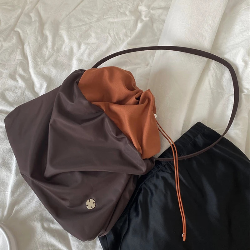 Womens Nylon Shoulder Bag Handbag and Wallet Fashionable Simple Wrinkle Cloud Lower Arm Clutch Bag 250228