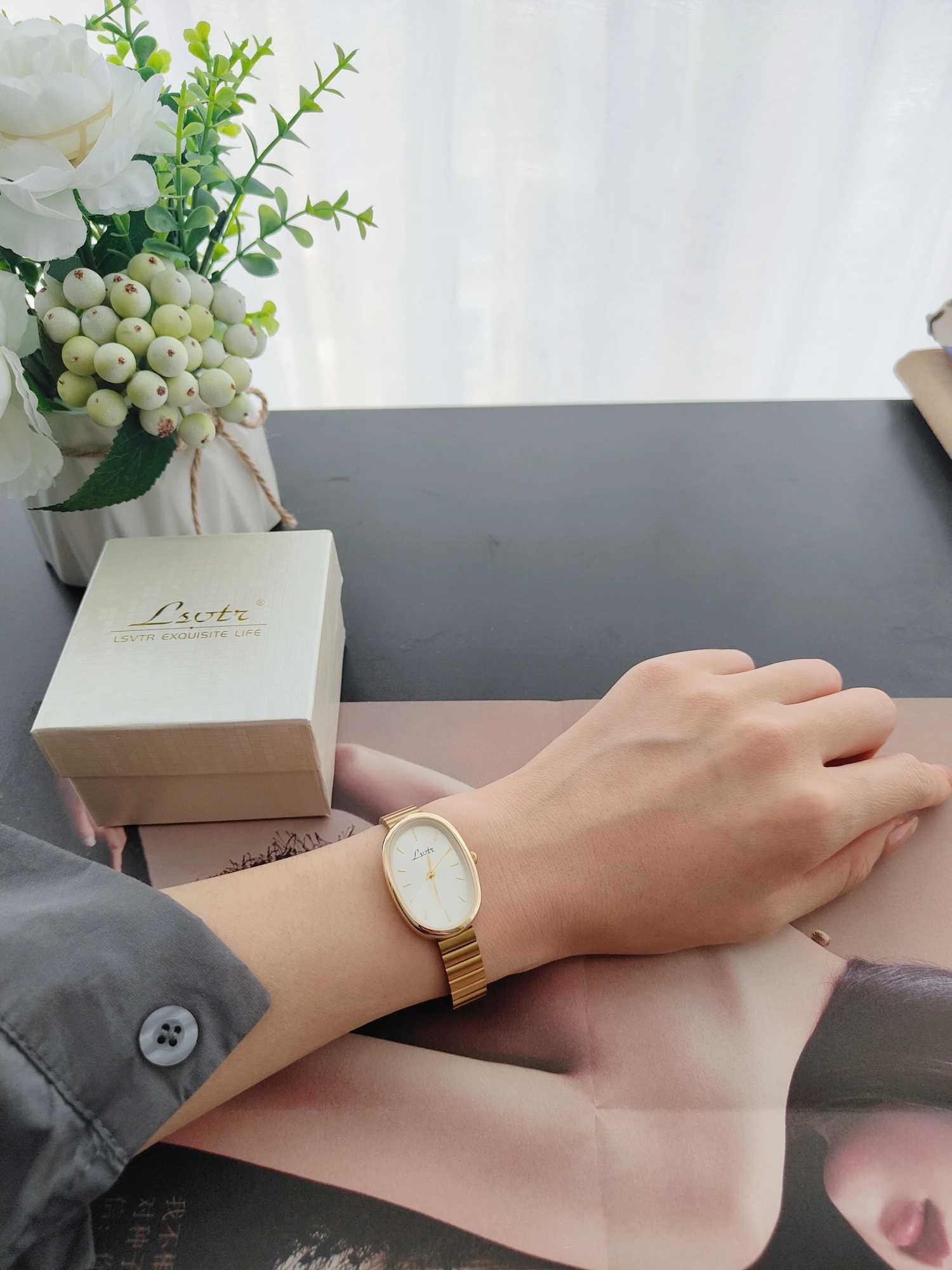 1 new fashionable gold bracelet for women retro luxury fashion simple elegance acceptable luxury elegant version womens quartzXJ250304