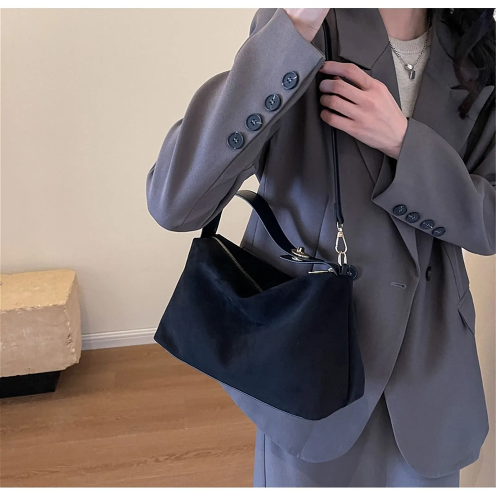 Fashionable Zipper Suede Simple Shoulder and Cross Body Bag Solid High Quality Womens Handbag Classic Edition 250303