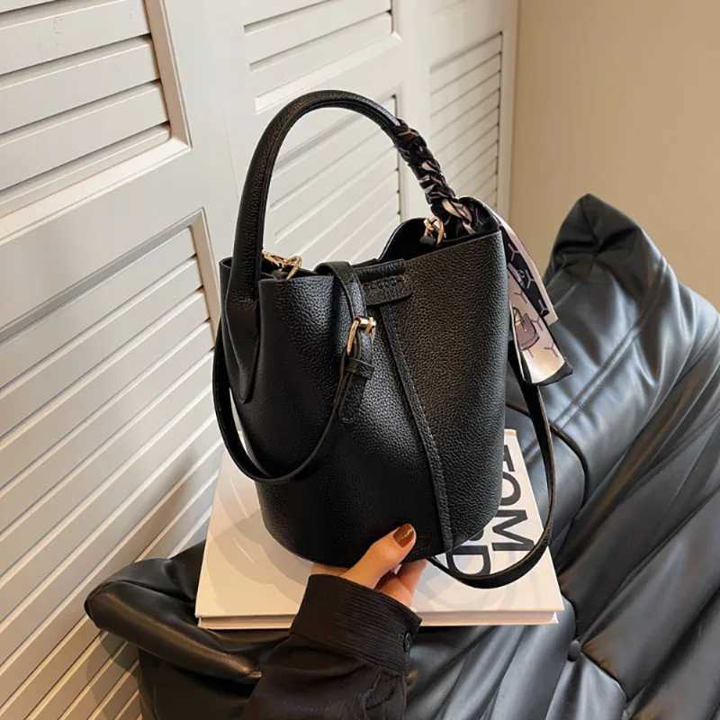 High Quality Large Capacity New Year Red Bucket Bag 2025 Womens New Solid Color Simple Handbag Fashion Pop Mini Crossbody Bag Z250303