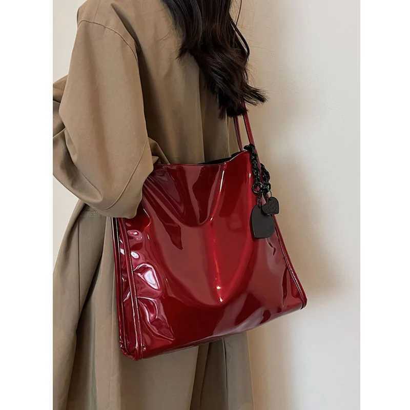 Vintage Cherry Red Large Capacity Tote Bag 2023 New Ladies Lacquer Leather Shiny Texture Magnetic Buckle Commuter Underarm Bags Z250303