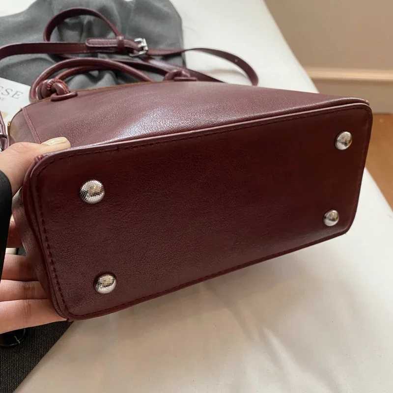 Zipper Solid Color PU Retro Shoulder Bag Trendy Versatile Hand-held Womens Niche Design Commuting Bucket Crossbody Bag Y250303