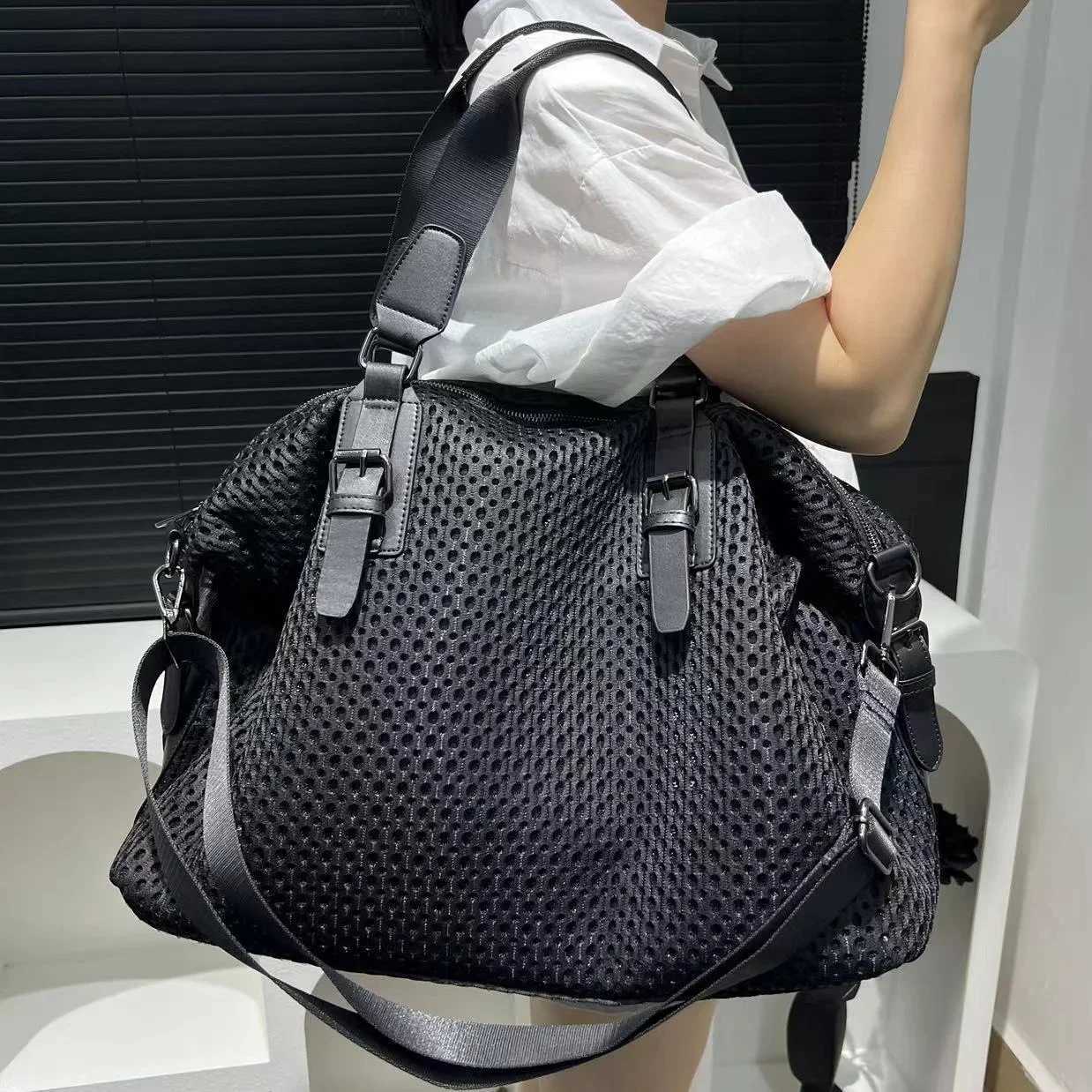 Womens travel bag simple leisure vacation large bag waterproof nylon mesh shoulder messenger bag Y250304